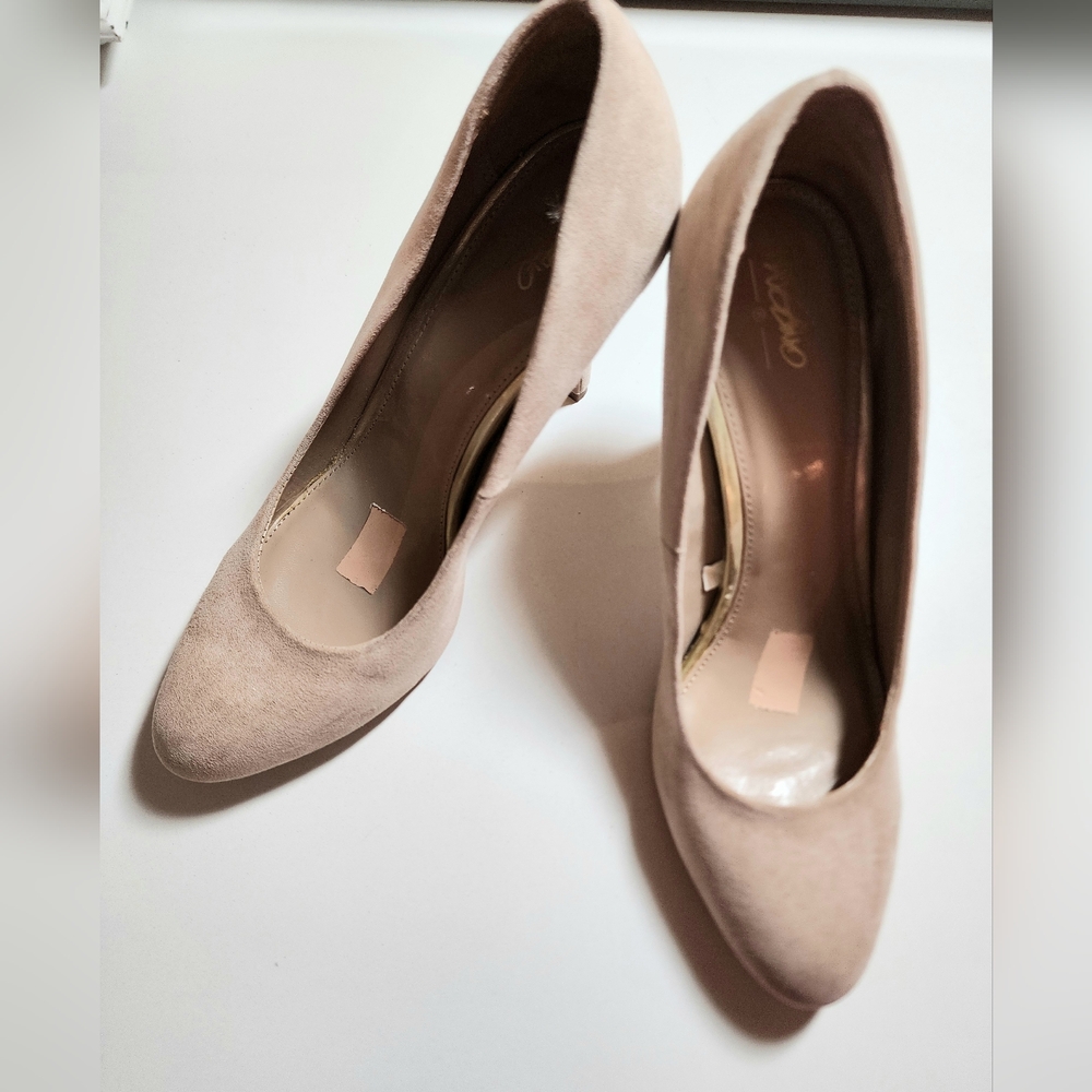 Mossimo womens nubuck suede cream high heels